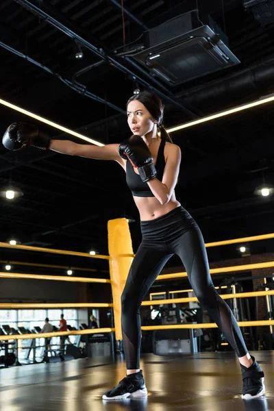 Vista Ángulo Bajo Mujer Joven Boxeo Mientras Está Pie Guantes — Foto de Stock