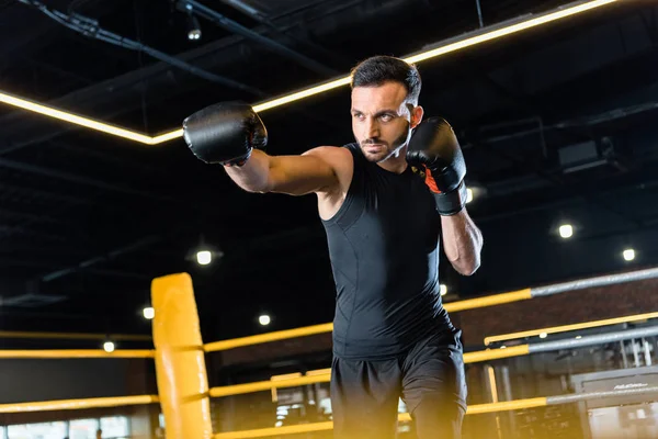 低角度视图英俊的胡子男子拳击在健身房 — 图库照片