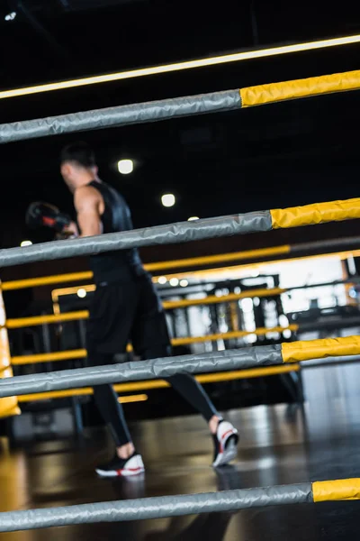 Enfoque Selectivo Del Anillo Boxeo Rodeado Cuerdas Cerca Del Hombre — Foto de Stock