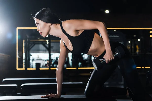 Femme Athlétique Attrayante Travaillant Avec Haltère Dans Salle Gym — Photo