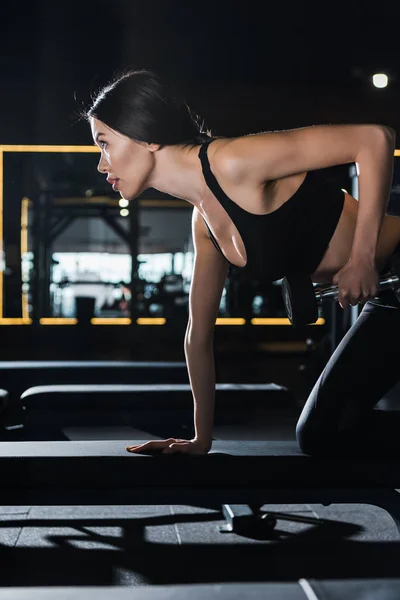 Güzel Atletik Kadın Spor Salonunda Dumbbell Ile Çalışma — Stok fotoğraf