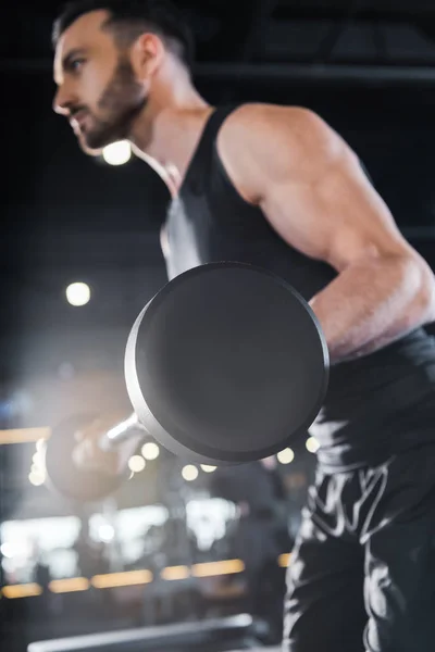 Enfoque Selectivo Hombre Fuerte Guapo Ejercicio Con Pesadas Barras Gimnasio — Foto de Stock