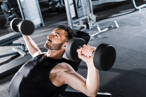 Enfoque Selectivo Hombre Fuerte Guapo Haciendo Ejercicio Con Pesas Gimnasio —  Fotos de Stock