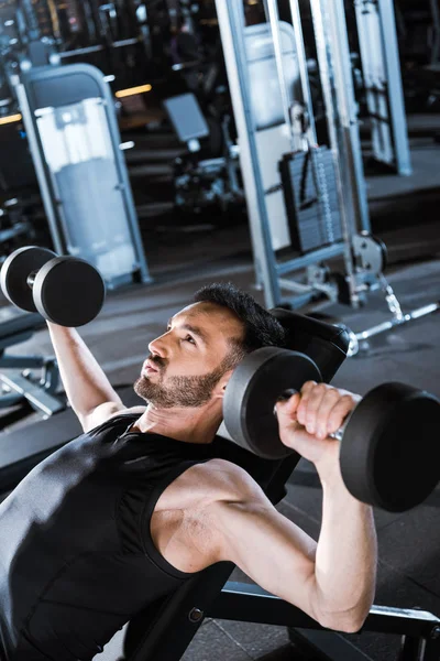 Enfoque Selectivo Hombre Barbudo Fuerte Haciendo Ejercicio Con Pesas Gimnasio —  Fotos de Stock