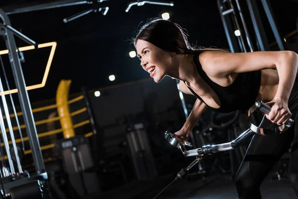 Fuerte Mujer Atlética Ropa Deportiva Ejerciendo Centro Deportivo — Foto de Stock