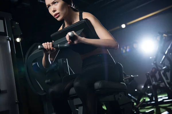 Low Angle View Sportswoman Exercising Training Apparatus Gym — Stock Photo, Image