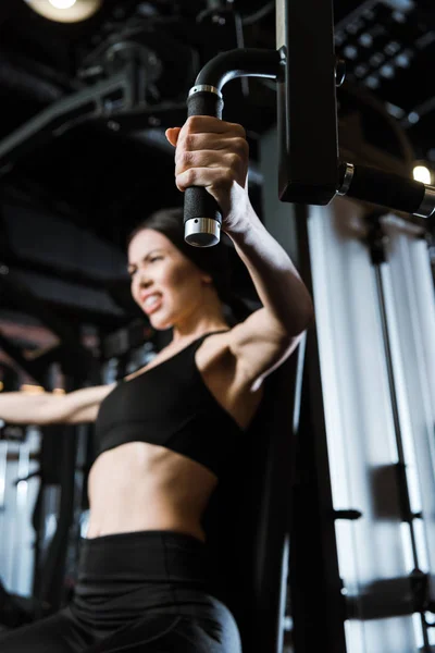 女运动员在健身房训练器材上的选择性重点 — 图库照片