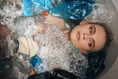 küvette plastik atıklar arasında güzel kadının üst görünümü, eko kavramı