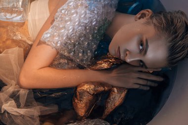 plastik, çevre kirliliği kavramı ile küvette poz genç kadın üst görünümü