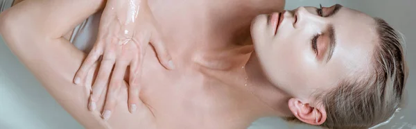 Draufsicht Auf Sexy Nackte Frau Mit Geschlossenen Augen Klaren Wasser — Stockfoto