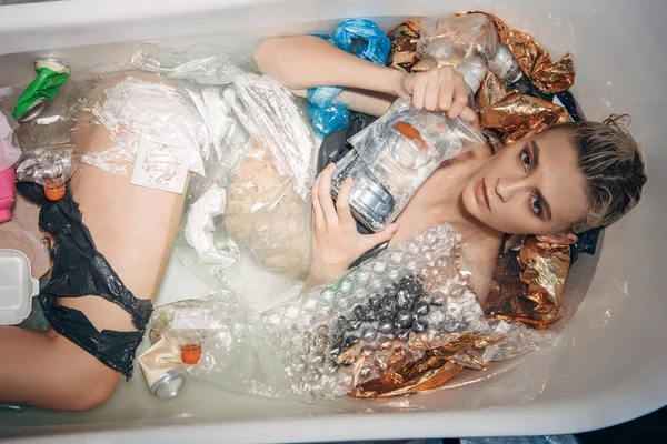 Vista Superior Mujer Joven Sosteniendo Peces Colores Bañera Con Basura — Foto de Stock