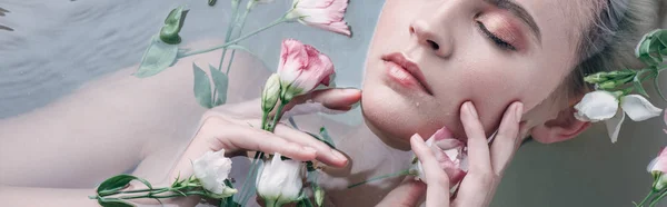Felülnézet Gyönyörű Csukott Szemmel Feküdt Tiszta Vízben Virágok Panoráma Lövés — Stock Fotó