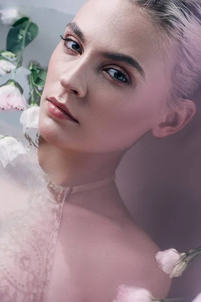 Hermosa Mujer Acostada Agua Con Flores Bañera Blanca — Foto de Stock