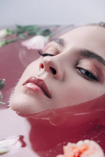Jovem Mulher Atraente Deitado Banheira Com Água Rosa Colorida Flores — Fotografia de Stock