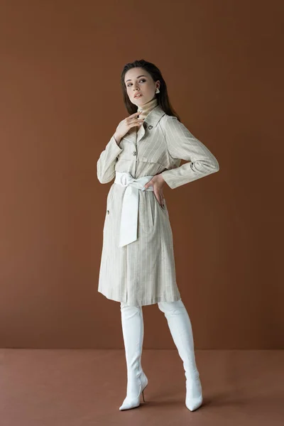 Modèle Élégant Trench Beige Debout Avec Main Sur Hanche Isolé — Photo