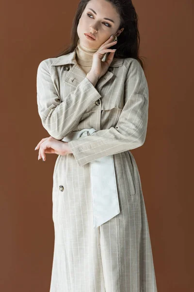 Mulher Elegante Casaco Trincheira Moda Isolado Marrom Segurando Mão Perto — Fotografia de Stock
