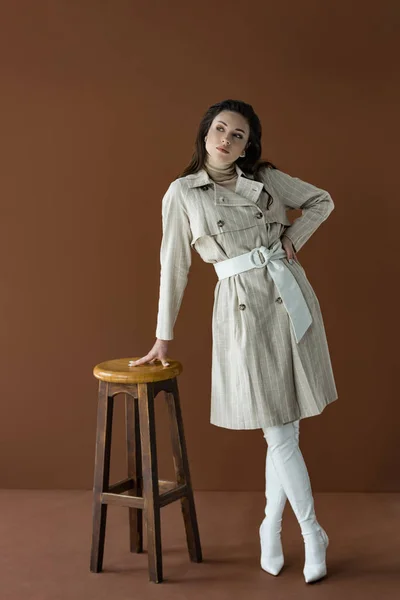 Mulher Moda Casaco Trincheira Elegante Olhando Para Longe Perto Cadeira — Fotografia de Stock