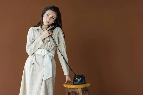 Snygg Kvinna Trenchcoat Pratar Telefon Tittar Bort Och Står Isolerade — Stockfoto