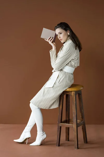 Vista Lateral Bela Mulher Elegante Livro Retenção Casaco Trincheira Sentado — Fotografia de Stock
