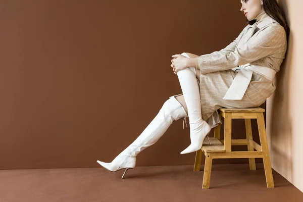 Vista Lateral Mulher Moda Casaco Trincheira Elegante Fundo Marrom — Fotografia de Stock