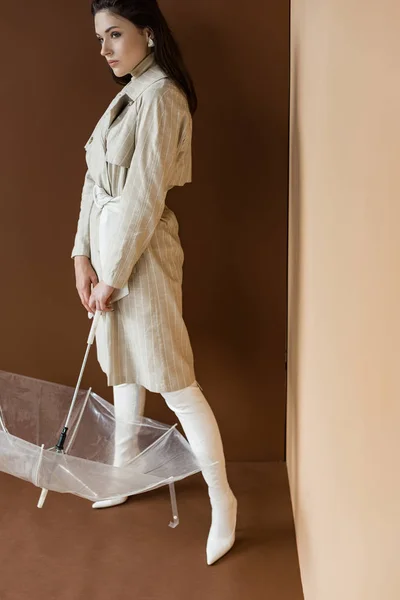 Femme Mode Imperméable Élégant Bottes Blanches Tenant Parapluie Debout Sur — Photo