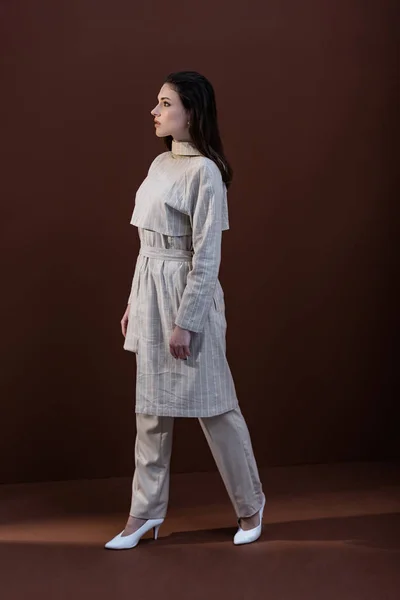 Стильная Модель Модной Одежде Белых Туфлях Коричневом Фоне — стоковое фото