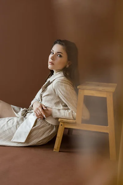Vista Lateral Mujer Con Estilo Gabardina Moda Mirando Cámara Sentado — Foto de Stock