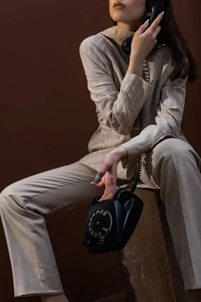 Vágott Kilátás Felnőtt Modell Kézibeszélővel Kézben Ülő Dobozban — Stock Fotó