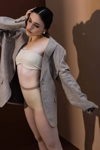 Mulheres Moda Roupa Interior Blazer Sobre Fundo Marrom — Fotografia de Stock