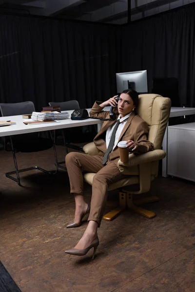 Başarılı Kadını Telefonda Konuşurken Kağıt Bardak Ile Koltukta Oturan Uzağa — Stok fotoğraf