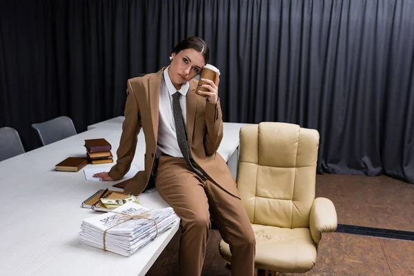 Beautiful Businesswoman Sitting Table Paper Cup Hand Looking Camera — Stock Photo, Image