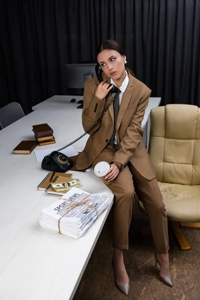 Mulher Negócios Adulta Com Copo Papel Mão Falando Telefone Olhando — Fotografia de Stock
