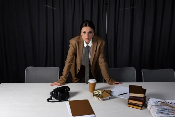 Volwassen Zakenvrouw Staande Achter Tafel Kantoor Kijken Naar Camera — Stockfoto