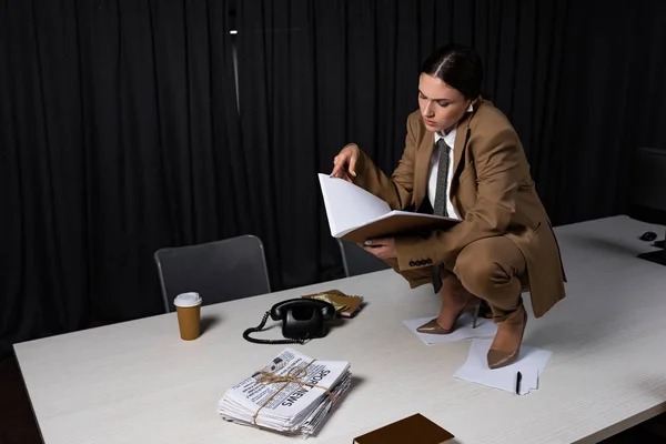 Empresária Concentrada Sentada Mesa Segurando Documentos Mãos — Fotografia de Stock