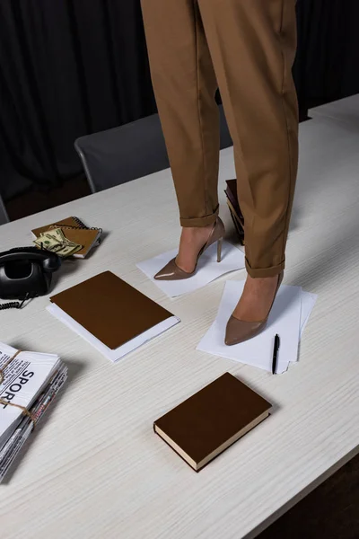 Bijgesneden Weergave Van Zakenvrouw Staande Witte Tafel Office — Stockfoto