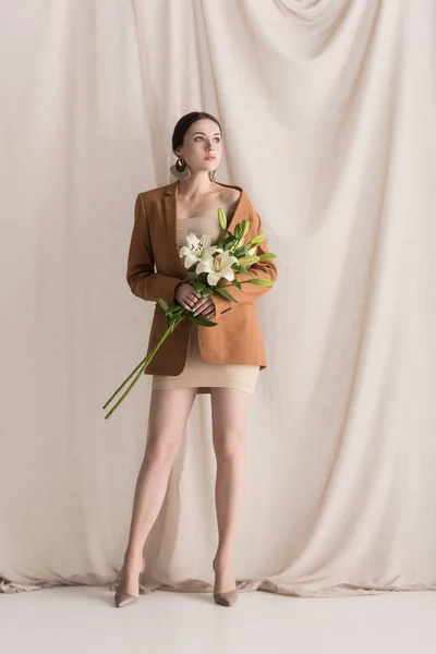 Trendy Model Beige Dress Blazer Standing Curtain Background Flowers — Stock Photo, Image