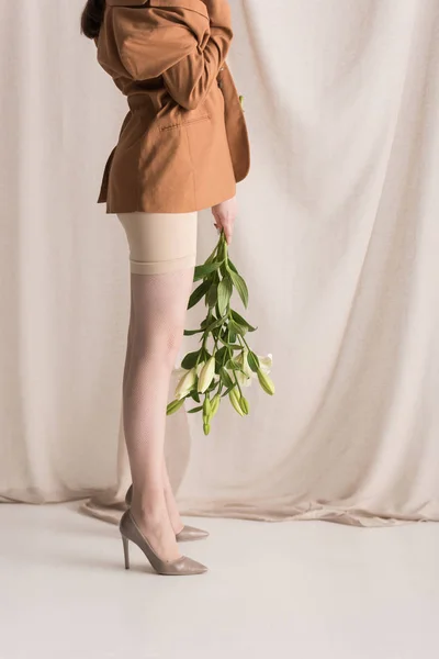 Περικομμένη Θέα Της Ενήλικης Γυναίκας Που Στέκεται Φόντο Κουρτίνα Λουλούδια — Φωτογραφία Αρχείου