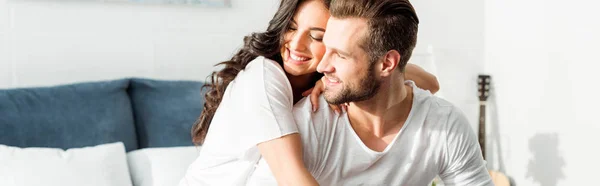 Plano Panorámico Mujer Sonriente Feliz Abrazando Hombre Cama Por Mañana —  Fotos de Stock