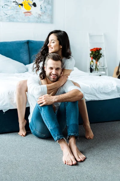 美丽的女人拥抱快乐赤脚男友在卧室 — 图库照片