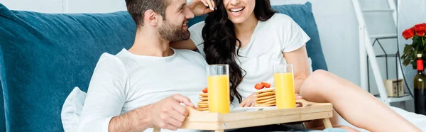 Vista Recortada Feliz Pareja Acostada Cama Desayunando Juntos Plano Panorámico — Foto de Stock