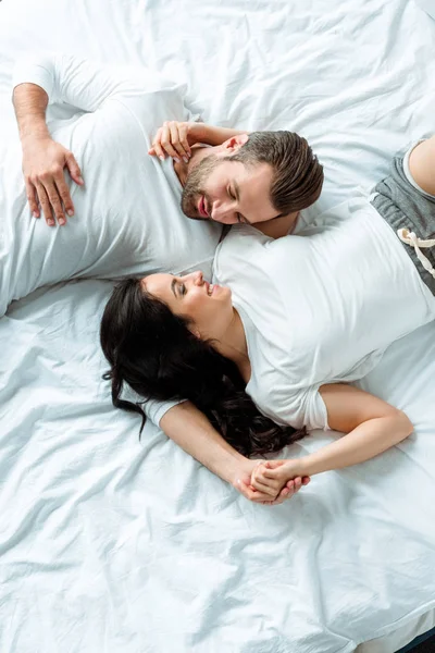 Bovenaanzicht Van Gelukkig Glimlachend Stel Dat Samen Bed Lag — Stockfoto