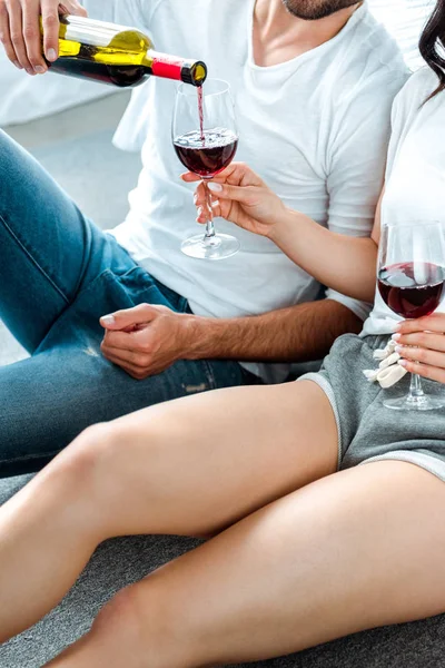 Vue Recadrée Couple Buvant Vin Rouge Partir Verres — Photo
