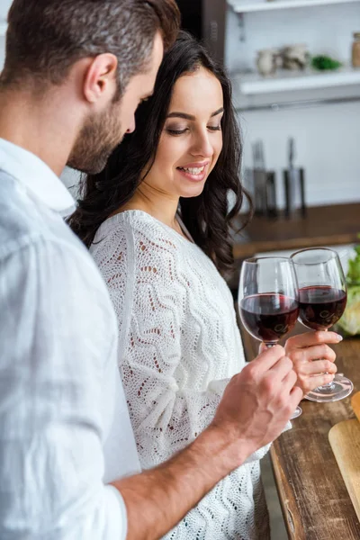 Beau Jeune Couple Cliquetis Avec Des Verres Vin Rouge — Photo