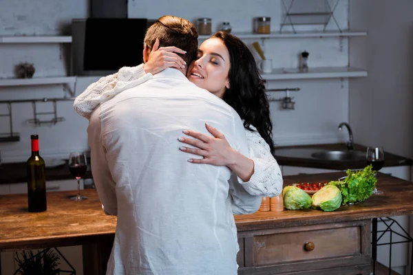 Γυναίκα Κλειστά Μάτια Αγκαλιάζει Τον Άνδρα Στην Κουζίνα Βράδυ — Φωτογραφία Αρχείου