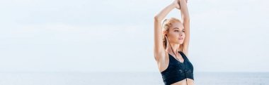 mutlu atletik kız germe ve müzik dinleme panoramik çekim