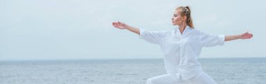 yoga pratik ve uzanmış elleri ile ayakta çekici kız panoramik çekim