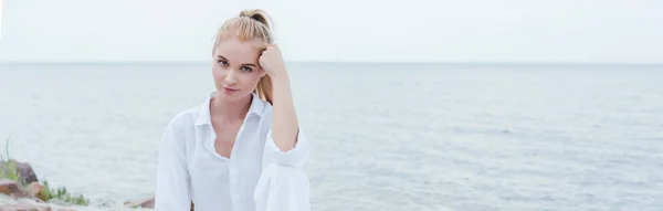 Plano Panorámico Hermosa Mujer Joven Mirando Cámara Cerca Del Mar — Foto de Stock