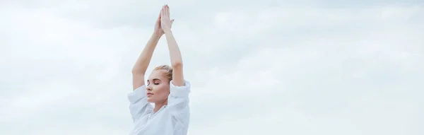 Kapalı Gözleri Yoga Pratik Dua Elleriyle Ayakta Çekici Kız Panoramik — Stok fotoğraf