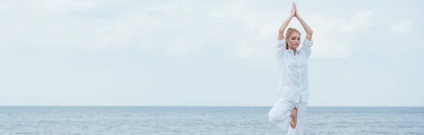 Plano Panorámico Mujer Rubia Con Los Ojos Cerrados Practicando Yoga — Foto de Stock