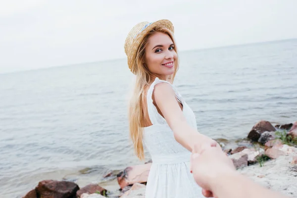 Cropped View Man Holding Hands Cheerful Blonde Woman Straw Hat — Stock Photo, Image